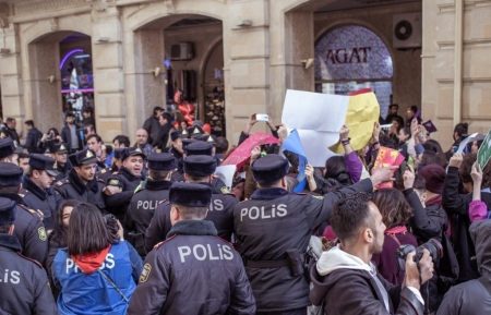 Азербайджан отметил 8 марта акциями протеста под окрики полицейских (ФОТО) (ВИДЕО)